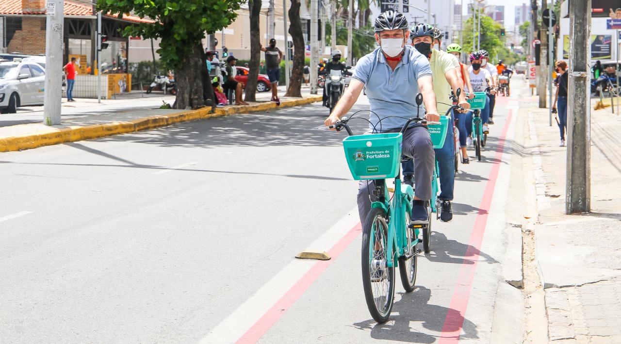 sarto anda de bicicleta